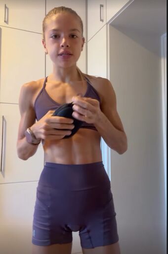 Aline Steffens Голи Изтичания OnlyFans Снимки 13