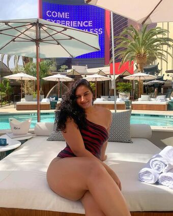 Alisha Swaidan Голи Изтичания OnlyFans Снимки 4