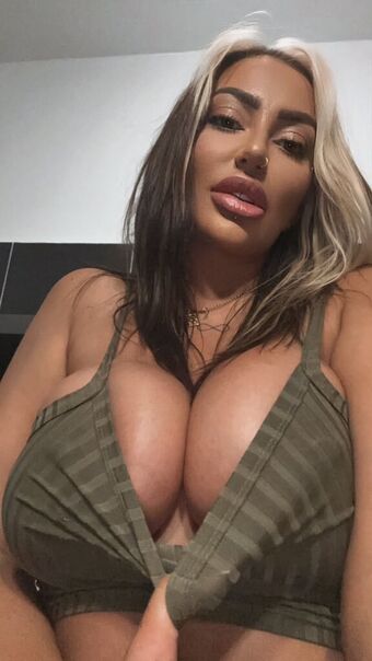 Amelia Sofia Голи Изтичания OnlyFans Снимки 1