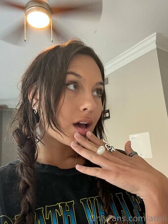 ansli Голи Изтичания OnlyFans Снимки 16