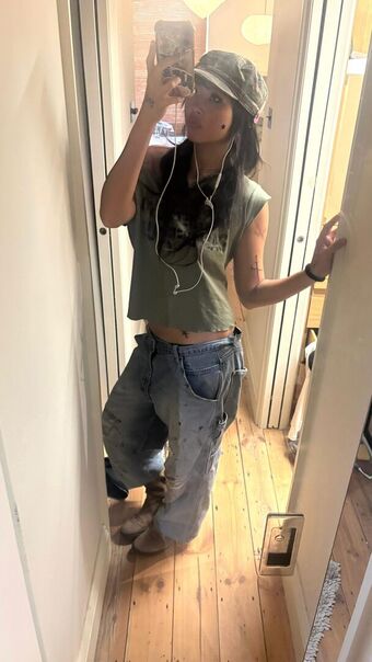 Beabadoobee Голи Изтичания OnlyFans Снимки 42
