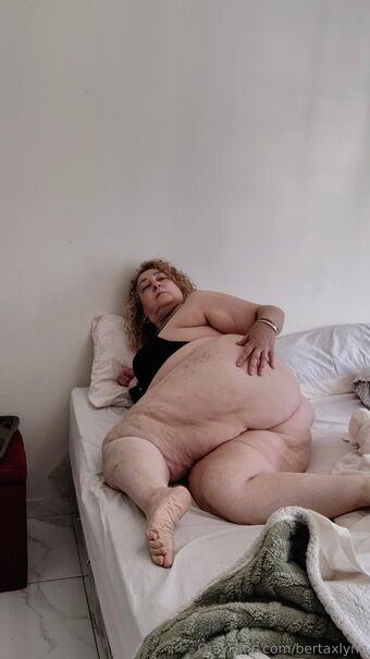 bertaxlynn Голи Изтичания OnlyFans Снимки 3