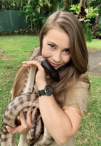 Bindi Irwin Голи Изтичания OnlyFans Снимки 3