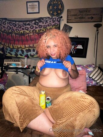 elliethic Голи Изтичания OnlyFans Снимки 1