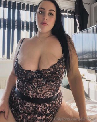 Faye Smith Голи Изтичания OnlyFans Снимки 9