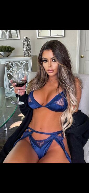 Juli.anneee Голи Изтичания OnlyFans Снимки 1