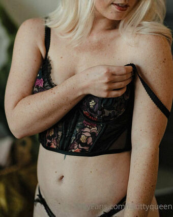 Kitty Queen Голи Изтичания OnlyFans Снимки 16