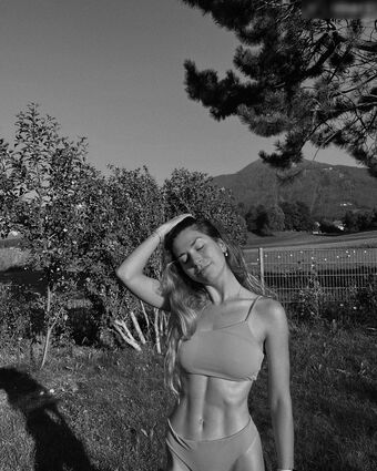 Larissa Merlyn Selena (larissahausler)