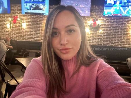 Laur Голи Изтичания OnlyFans Снимки 19