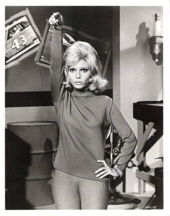 Nancy Sinatra Голи Изтичания OnlyFans Снимки 18
