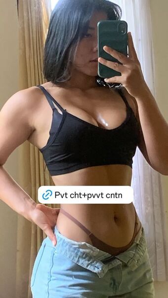 Ni Made Rusmi Голи Изтичания OnlyFans Снимки 1